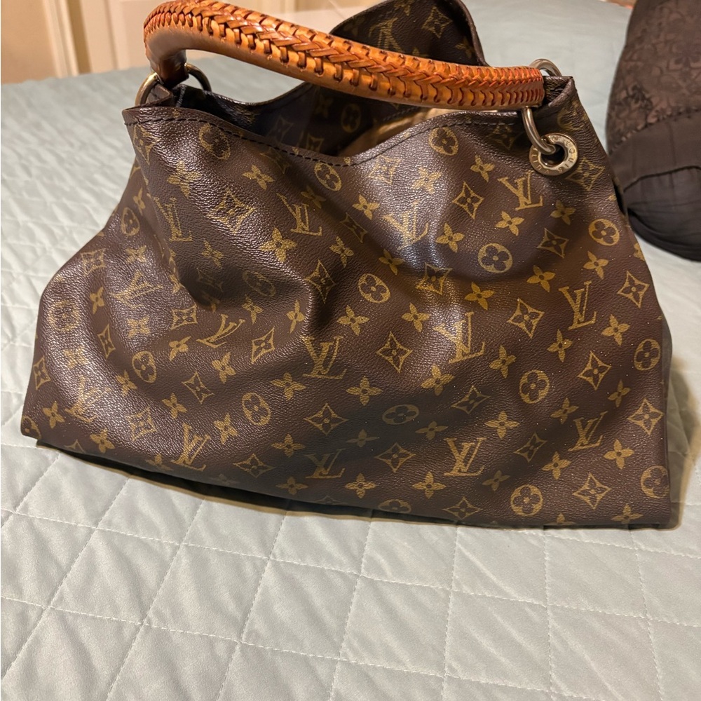 Louis Vuitton Classic Brown Monogram Shoulder Bag it needs a little cleaning